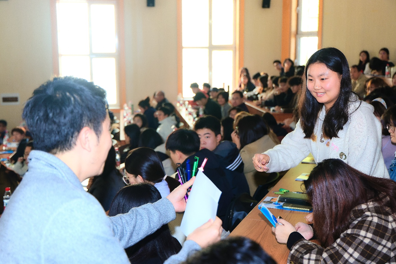 一群人正在聊天描述已自动生成